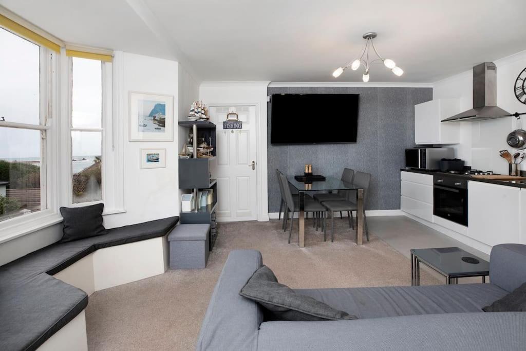 Beach Front Flat Shaldon With Parking Экстерьер фото
